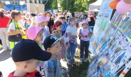 Библиотечный дворик “Книжная радуга планеты детства”